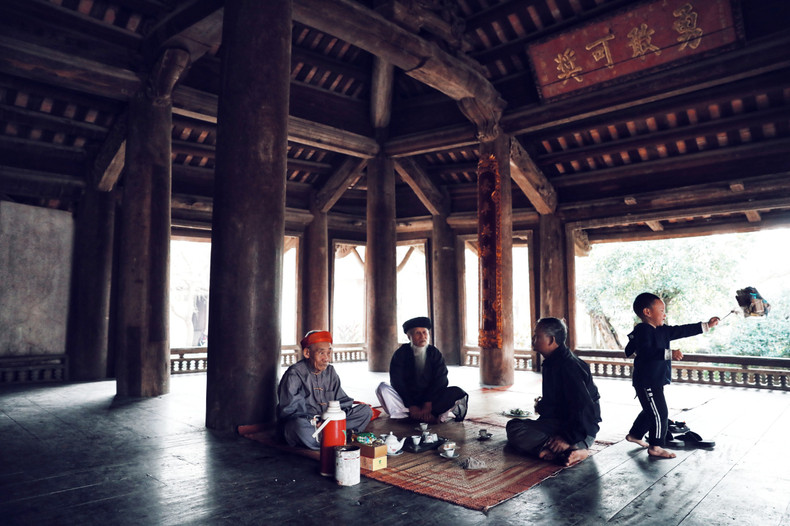 村里的老年人散散心。