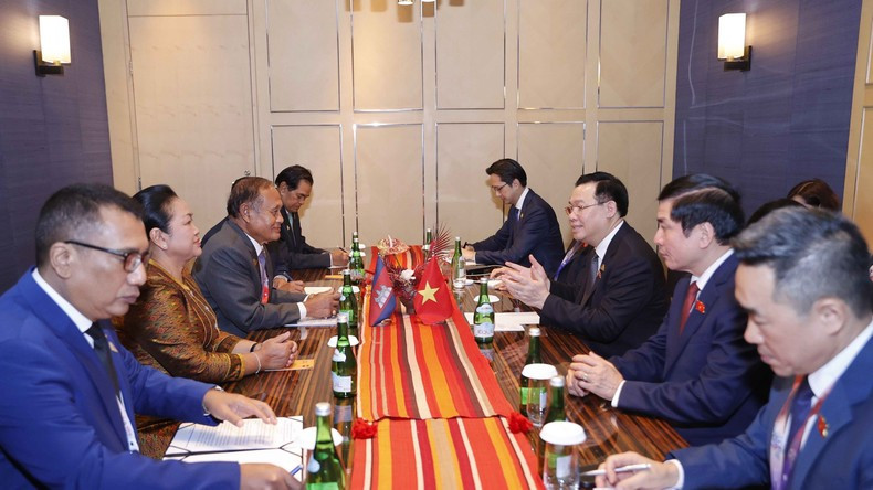 国会主席王廷惠会见柬埔寨王国参议院副主席狄诺。(图片来源:越通社) 国会主席王廷惠会见柬埔寨王国参议院副主席狄诺。(图片来源:越通社)