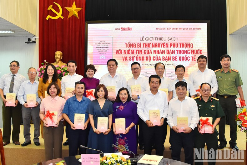 与会代表合影留念。 与会代表合影留念。