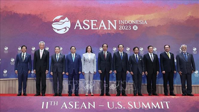 出席第十一届东盟-美国峰会代表合影。(图片来源:越通社) 出席第十一届东盟-美国峰会代表合影。(图片来源:越通社)