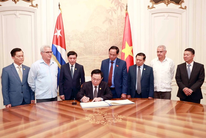 国会主席王廷惠在纪念簿上写道：“在每一个越南人的心中，菲德尔·卡斯特罗领袖是坚韧不拔的革命军人、伟大的朋友和亲密的同志的崇高形象，受到敬爱、钦佩、尊重和深切的同情，就像越古两党两国和两国人民的特殊的友谊、团结、忠诚、纯洁、罕见的关系”。