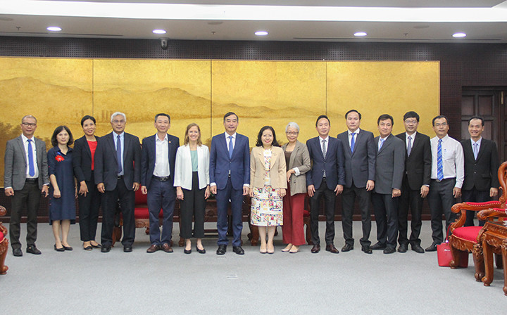 双方代表合影。