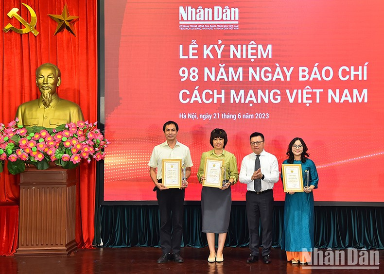 《人民报》社总编辑黎国明向《人民报》社工会优秀干部、会员颁发越南公务员工会2022年度面孔奖。