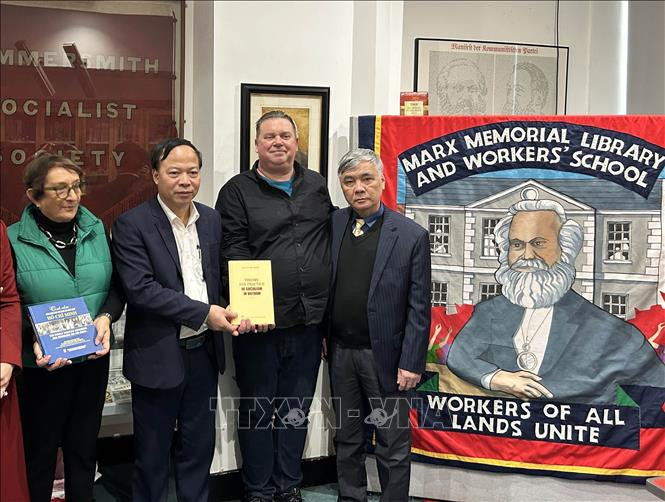 越英友好协会代表团还向马克思纪念图书馆赠送《世界人民对胡志明主席的感情》一书。