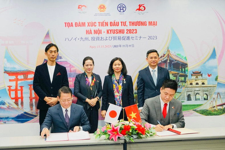 座谈会上的签字仪式。