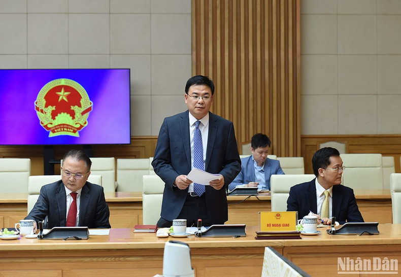 外交部代表在会见时发表讲话。 外交部代表在会见时发表讲话。