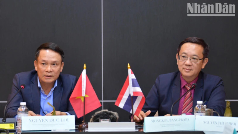 越南新闻工作者协会常务副主席阮德利和泰国记者协会主席蒙科·邦普拉帕。