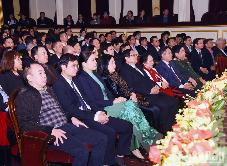 政府总理范明正和各位代表出席第17届越南人才奖颁奖大会。 政府总理范明正和各位代表出席第17届越南人才奖颁奖大会。