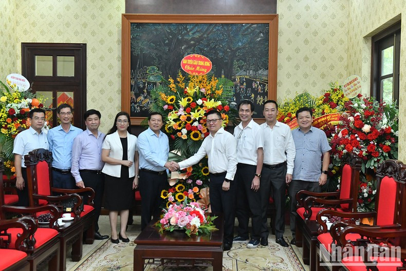 越共中央委员、中央宣教部常务副部长赖春门率领中央宣教部代表团前来祝贺《人民报》社。（登科 摄）