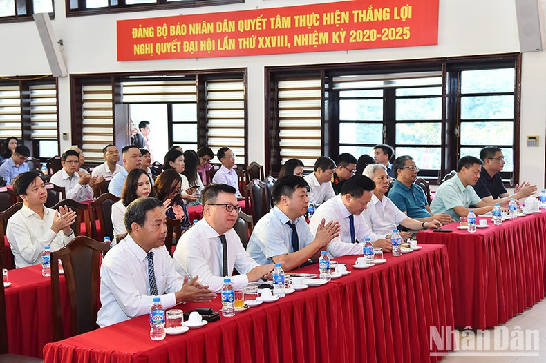 出席纪念越南革命新闻日98周年暨2022年《人民报》新闻奖颁奖仪式的各位代表。