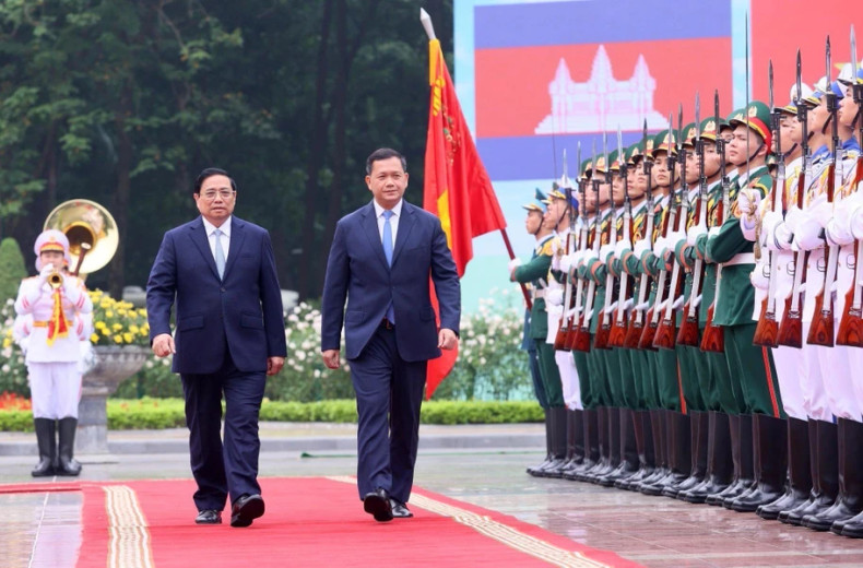 范明正总理和洪玛奈首相检阅越南人民军仪仗队。(图片来源:越通社) 范明正总理和洪玛奈首相检阅越南人民军仪仗队。(图片来源:越通社)