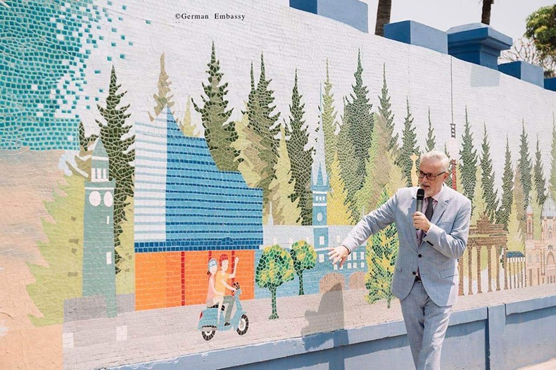 越德友谊陶瓷墙绘落成典礼在河内举行。