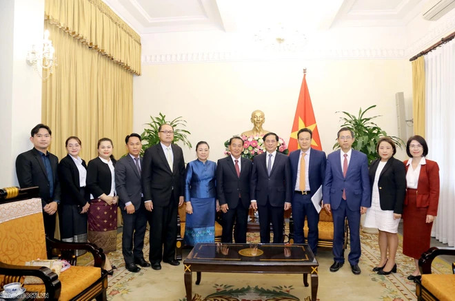 裴青山部长和老挝外交部副部长丁苏山一行合影。(图片来源:国际报) 裴青山部长和老挝外交部副部长丁苏山一行合影。(图片来源:国际报)