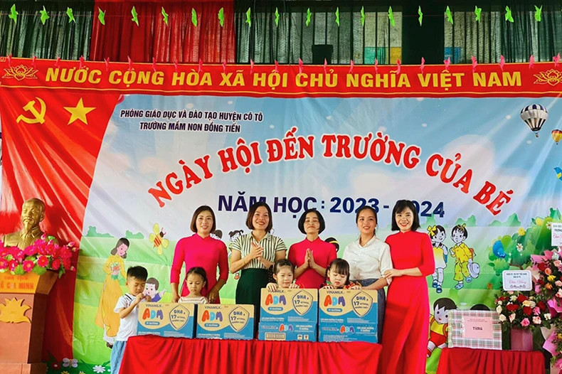 姑苏县同进幼儿园师生在新学年开学之日高兴地接受“越南长高”牛奶基金会的牛奶。 姑苏县同进幼儿园师生在新学年开学之日高兴地接受“越南长高”牛奶基金会的牛奶。