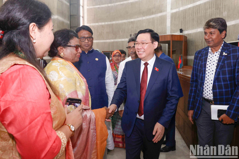 越南国会主席王廷惠同孟加拉国国民议会议员。 越南国会主席王廷惠同孟加拉国国民议会议员。