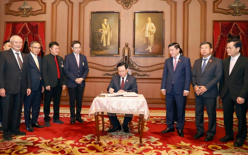 国会主席王廷惠在朱拉隆功大学的纪念薄上留言。（图片来源：越通社）