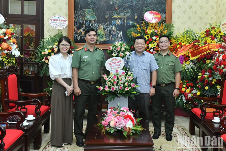 人民安全学院对《人民报》社的协助与配合表示感谢。（登科 摄）