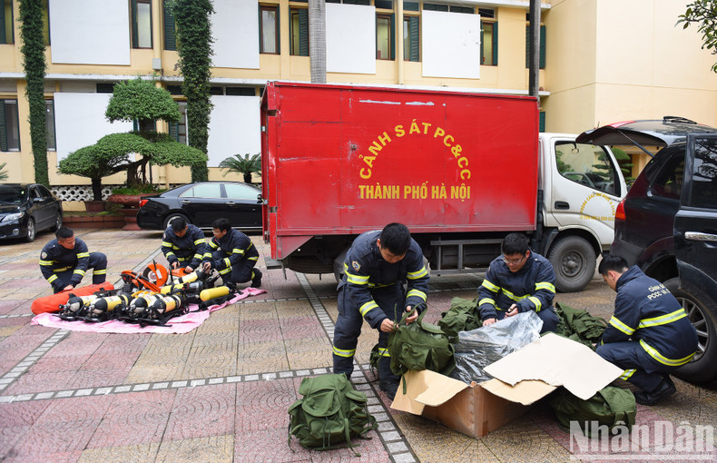 救援队成员在出征前检查各种救援设备。 救援队成员在出征前检查各种救援设备。