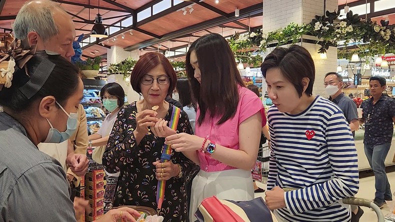 泰国消费者品尝越南的荔枝。