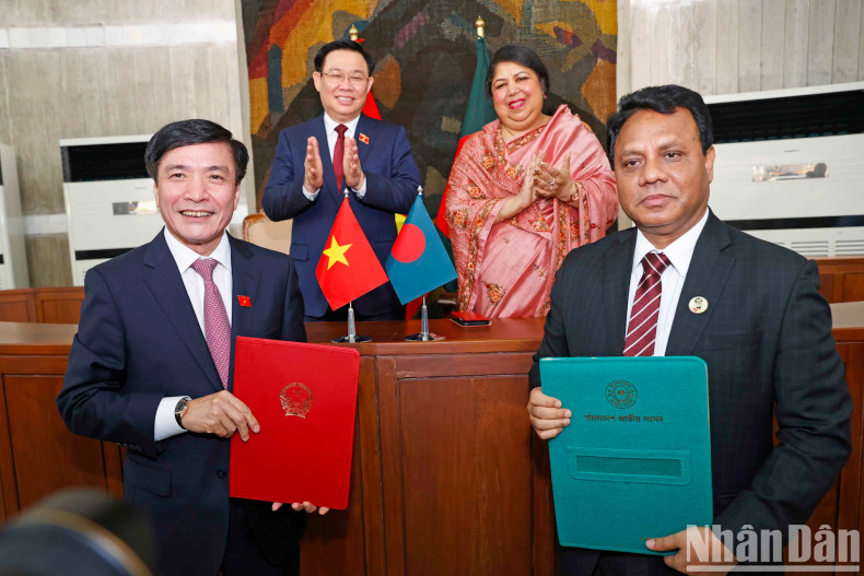 越南国会主席王廷惠同孟加拉国国民议会议长希琳•沙尔敏•乔杜里见证两国国会办公厅领导签署双方合作备忘录。 越南国会主席王廷惠同孟加拉国国民议会议长希琳•沙尔敏•乔杜里见证两国国会办公厅领导签署双方合作备忘录。