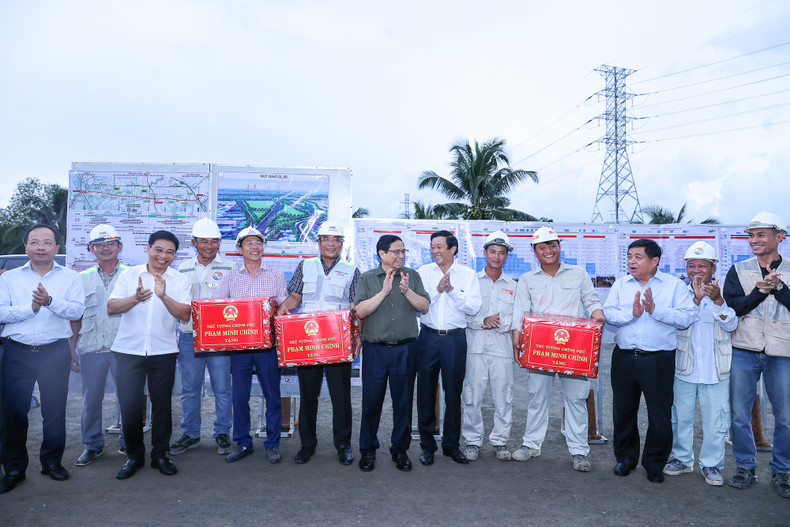 越南政府总理范明正向美顺二号大桥的工程师和工人送礼物。（图片来源：VGP）