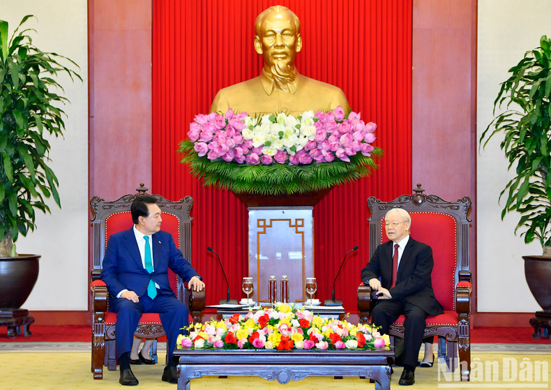 越共中央总书记阮富仲在党中央总部会见韩国总统尹锡悦。 越共中央总书记阮富仲在党中央总部会见韩国总统尹锡悦。