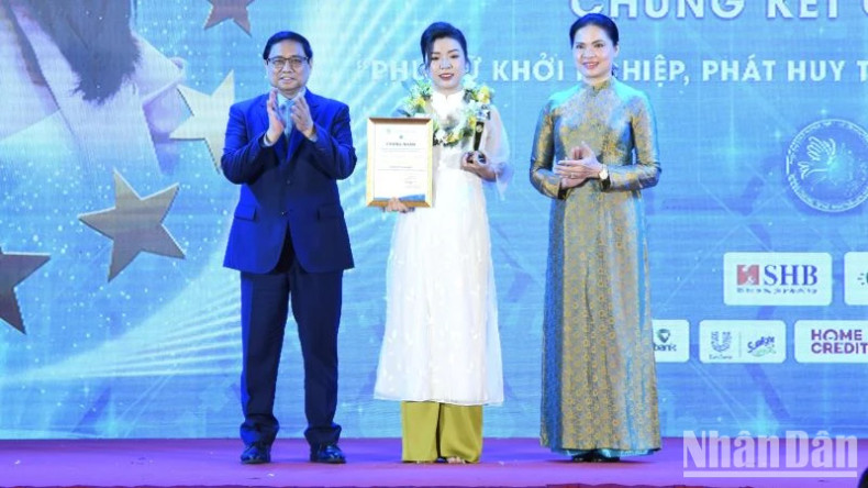 范明正总理和越南妇女联合会主席颁发特别奖。(陈海 摄) 范明正总理和越南妇女联合会主席颁发特别奖。(陈海 摄)