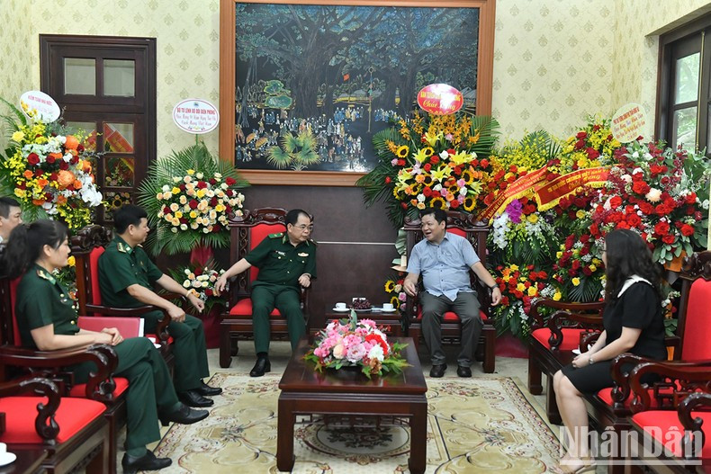 边防部队司令部代表团前来庆祝《人民报》社。（登科 摄）