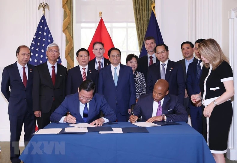 越南政府总理范明正和纽约市长埃里克·亚当斯见证胡志明市与纽约市签署建立友好合作关系的备忘录。（图片来源：越通社）