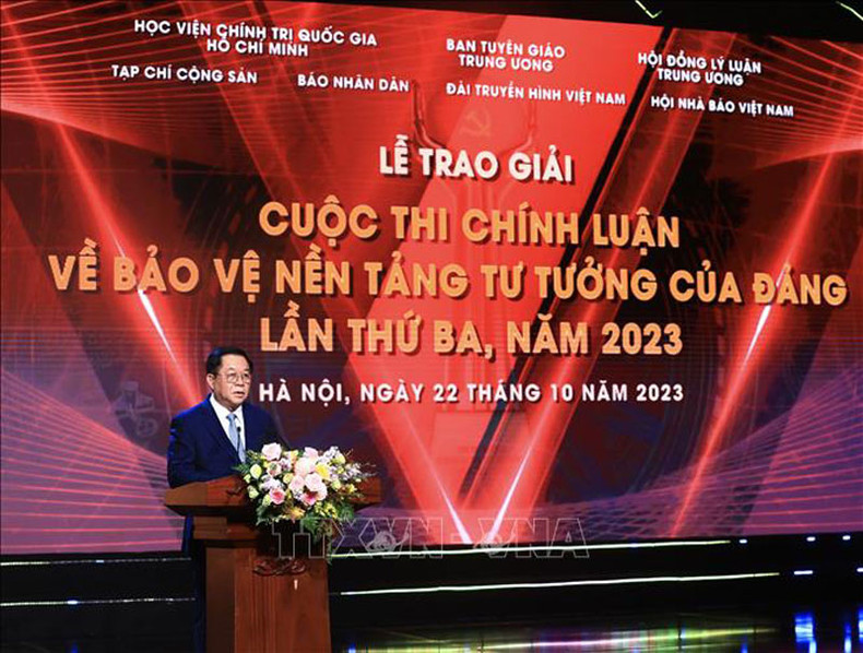 越共中央书记处书记、中央宣教部部长阮重义在颁奖仪式上代表比赛指导委员会发起第四届维护党的思想基础征文比赛。(图片来源:越通社) 越共中央书记处书记、中央宣教部部长阮重义在颁奖仪式上代表比赛指导委员会发起第四届维护党的思想基础征文比赛。(图片来源:越通社)
