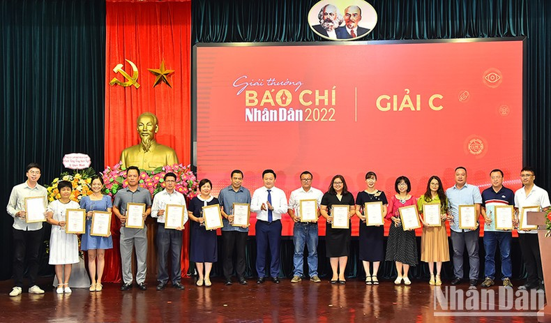 《人民报》社副总编辑潘文雄向荣获2022年《人民报》新闻奖丙等奖的作者和作者组颁发奖项。