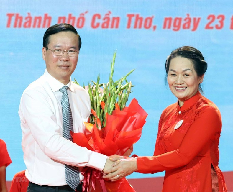 越南红十字会中央委员会主席裴氏和宣布,越共中央政治局已任命越共中央政治局委员、国家主席武文赏为越南红十字会名誉主席(任期为2022年至2027年)。 越南红十字会中央委员会主席裴氏和宣布,越共中央政治局已任命越共中央政治局委员、国家主席武文赏为越南红十字会名誉主席(任期为2022年至2027年)。