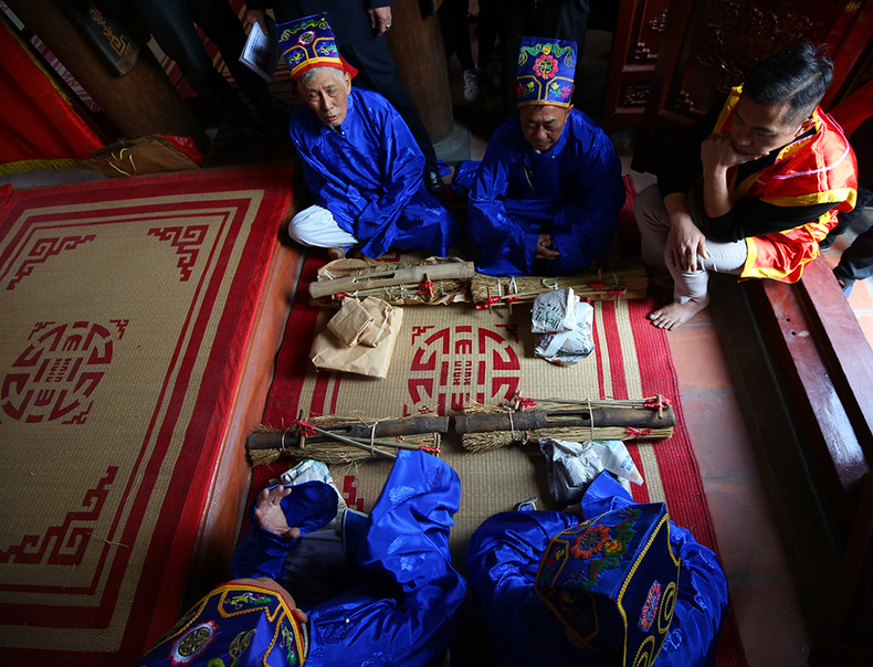 老年人准备好生火比赛用的工具。