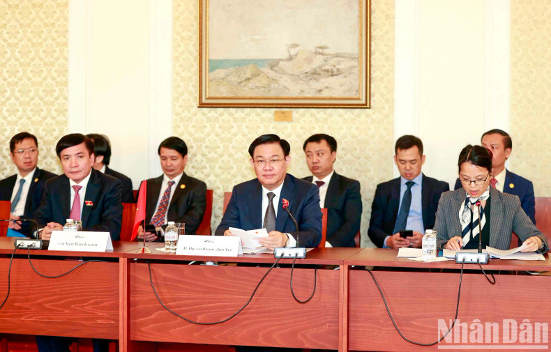 越南国会主席王廷惠在会谈中发表讲话。