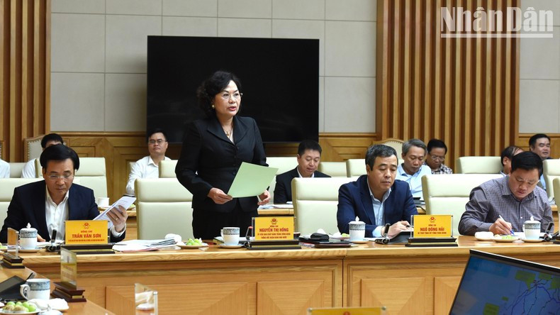 越南国家银行行长阮氏红在会上发表讲话。 越南国家银行行长阮氏红在会上发表讲话。