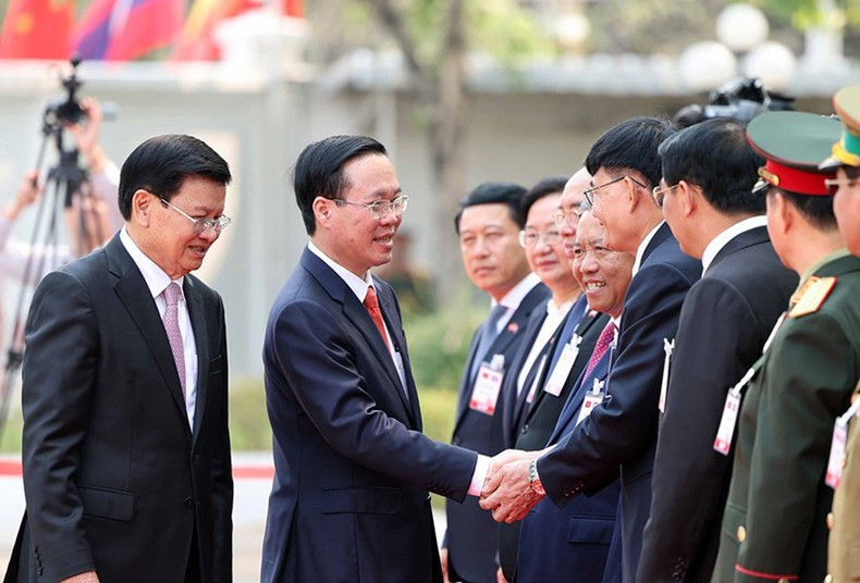 国家主席武文赏和老挝高级代表团成员。 国家主席武文赏和老挝高级代表团成员。