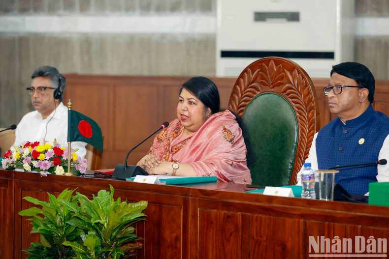 孟加拉国国民议会议长希琳•沙尔敏•乔杜里在会谈中发表讲话。 孟加拉国国民议会议长希琳•沙尔敏•乔杜里在会谈中发表讲话。