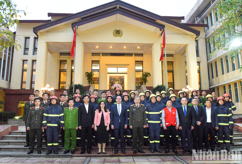 公安部长苏林大将,土耳其驻越南大使哈尔登·特克内奇和赴土耳其实施国际救援任务的救援队合影。 公安部长苏林大将,土耳其驻越南大使哈尔登·特克内奇和赴土耳其实施国际救援任务的救援队合影。