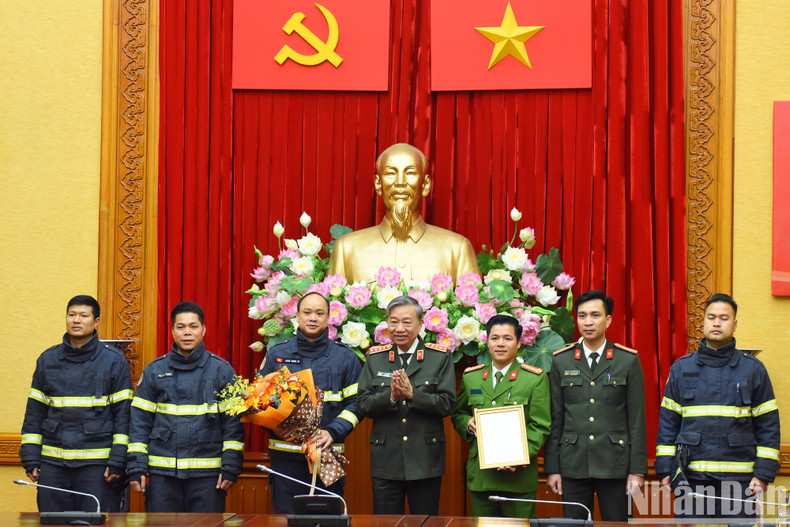 越共中央政治局委员、公安部长苏林大将向赴土耳其实施国际救援任务的救援队颁发决定书。 越共中央政治局委员、公安部长苏林大将向赴土耳其实施国际救援任务的救援队颁发决定书。