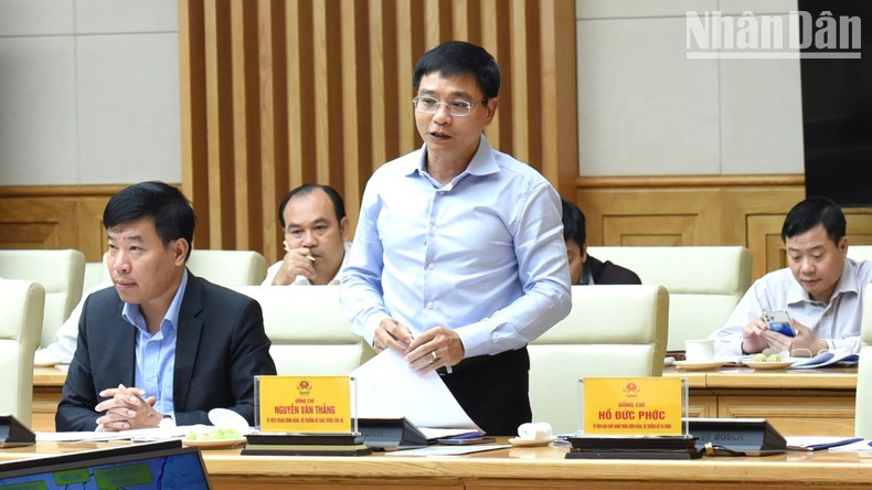 交通运输部部长在会上发表讲话。 交通运输部部长在会上发表讲话。