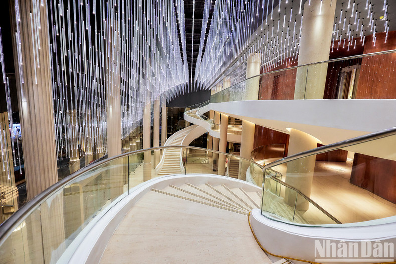 剧院的主厅以繁星点点的夜空为灵感。 剧院的主厅以繁星点点的夜空为灵感。