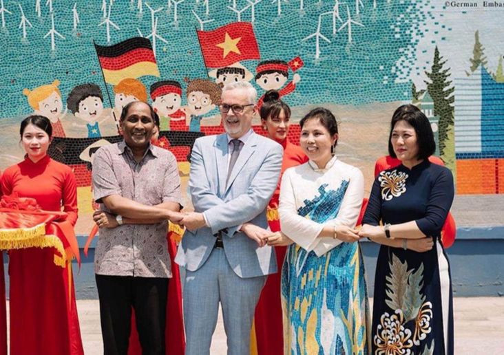 越德友谊陶瓷墙绘落成典礼在河内举行。