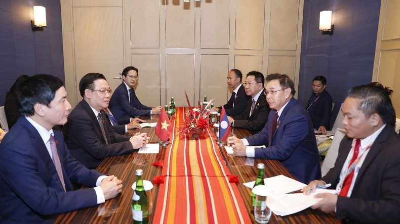 国会主席王廷惠会见老挝国会主席赛宋蓬·丰威汉。(图片来源:越通社) 国会主席王廷惠会见老挝国会主席赛宋蓬·丰威汉。(图片来源:越通社)