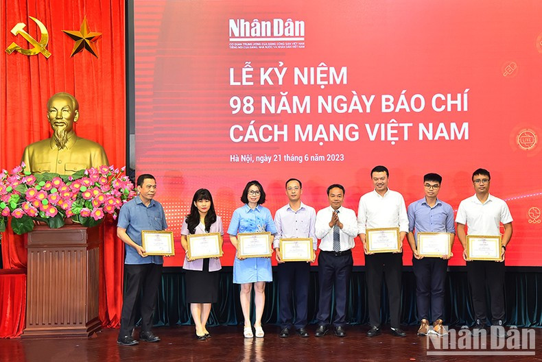 丁如欢副总编辑向业务工作方面取得优异成绩的个人颁发奖状。