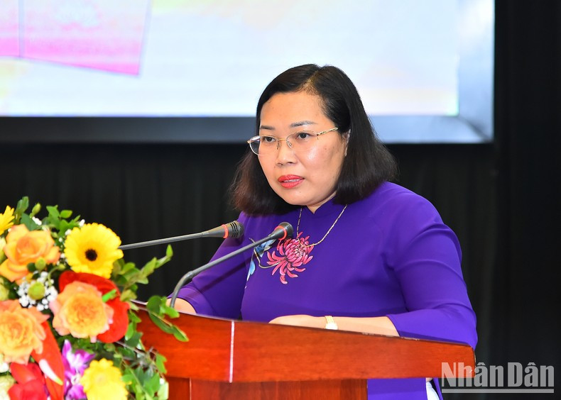 国家政治真理出版社副社长、副总编范氏盛在仪式上发表讲话。 国家政治真理出版社副社长、副总编范氏盛在仪式上发表讲话。