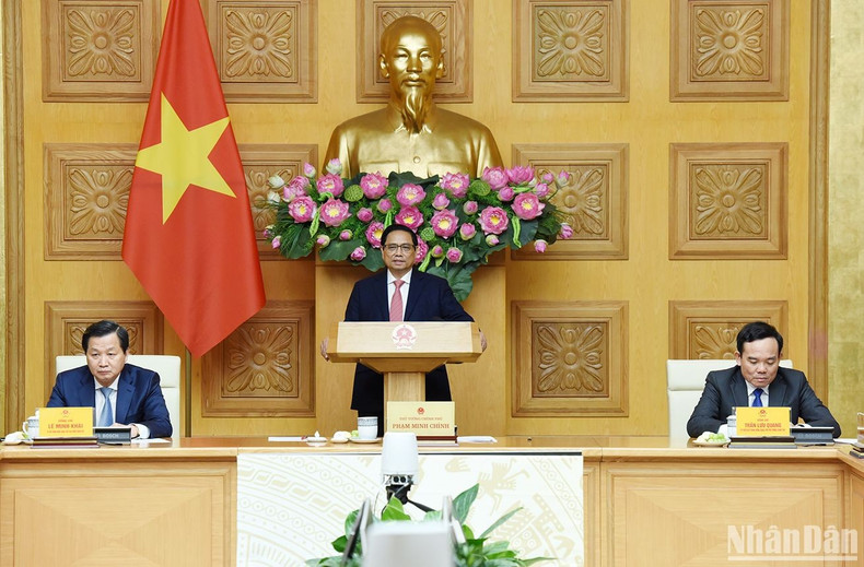 政府总理范明正对越南驻外使团团长分工任务。 政府总理范明正对越南驻外使团团长分工任务。