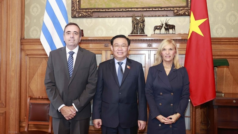 越南国会主席王廷惠与乌拉圭东岸共和国参议院议长贝亚特里斯·阿希蒙和众议院议长安杜哈尔合影。(图片来源:越通社) 越南国会主席王廷惠与乌拉圭东岸共和国参议院议长贝亚特里斯·阿希蒙和众议院议长安杜哈尔合影。(图片来源:越通社)