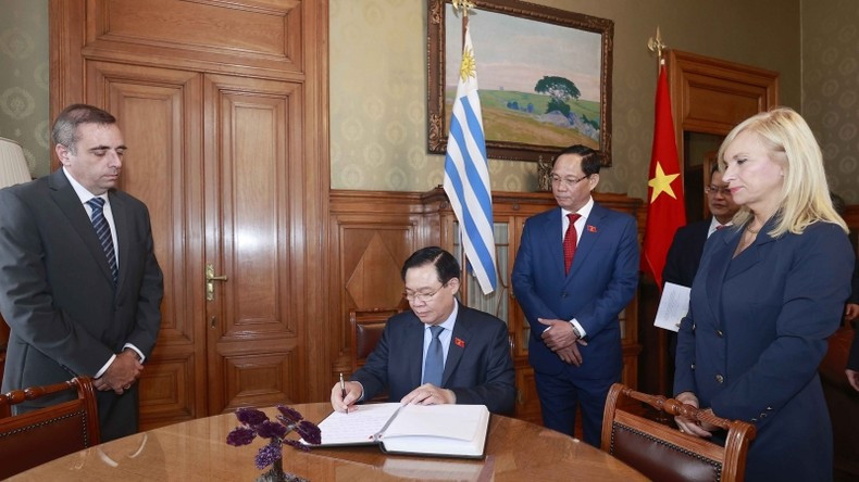 国会主席王廷惠在留言簿上题词。 国会主席王廷惠在留言簿上题词。