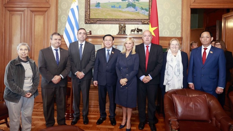 国会主席王廷惠同乌拉圭东岸共和国参议院议长贝亚特里斯·阿希蒙和众议院议长安杜哈尔和双方代表。 国会主席王廷惠同乌拉圭东岸共和国参议院议长贝亚特里斯·阿希蒙和众议院议长安杜哈尔和双方代表。