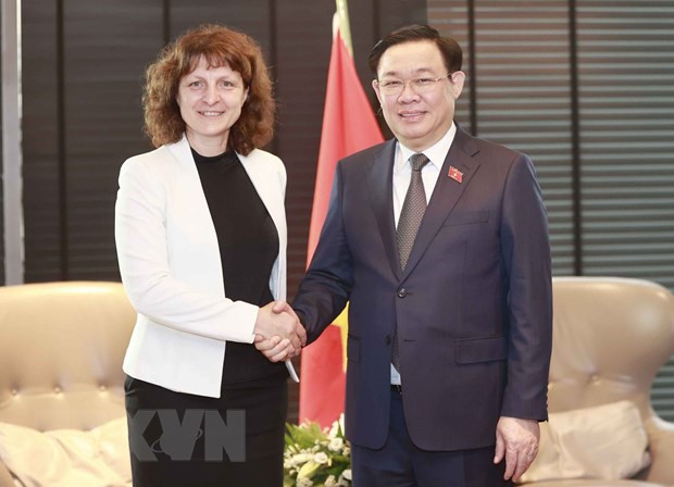 越南国会主席王廷惠会见丹麦知名货运集团DSV保加利亚总部首席执行官克拉西米拉·万德瓦。(图片来源:越通社) 越南国会主席王廷惠会见丹麦知名货运集团DSV保加利亚总部首席执行官克拉西米拉·万德瓦。(图片来源:越通社)